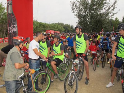 Foto 3. Alonso, saludant alguns dels voluntaris que han col·laborat amb la pedalada.
