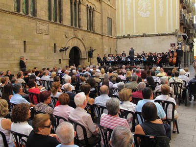 Foto 2. El concert s'ha fet a la plaça de la Paeria, plena a vessar.