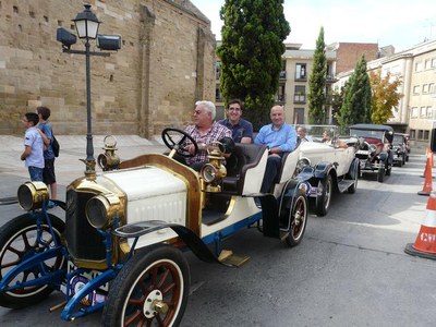 Foto 2. Presseguer, Peris i Yuguero han pujat als vehicles, per gaudir de la passejada.