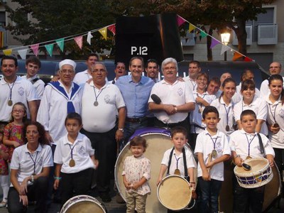 Foto 5. Presseguer, amb els membres de la Casa d'Aragó i la Germandat Pau Pi.
