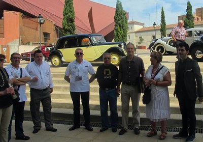 Foto 6. Entrega d'una placa al Club de Vehicles Històrics en agraïment a la seva participació.