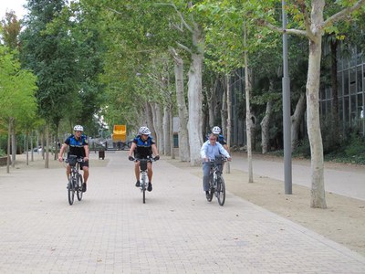 L'alcalde de Lleida, Àngel Ros, ha provat una de les bicicletes dels agents.
