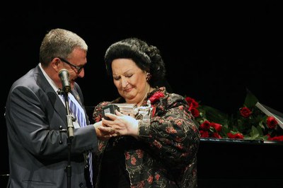 L'alcalde li ha lliurat a Montserrat Caballé la Menció a la Lírica Enric Granados..