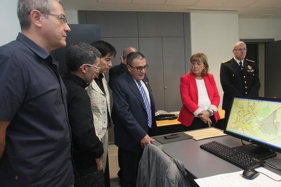 El centre disposa de diversos ordinadors, cadascun destinat a una funció però connectats entre ells.