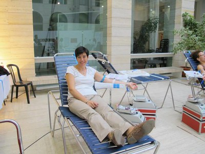 La 1a tinent d'alcalde, Marta Camps, ha donat sang en el marc de la Marató que es du a terme a la Biblioteca Pública.