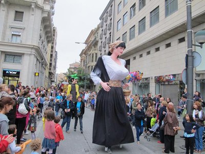 Foto 2. Els lleidatans han sortit al carrer per gaudir de la cultura popular.