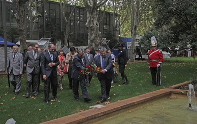 Foto 2. Després de la hissada de la bandera, s'ha fet l'ofrena floral al monument de l'alcalde Fuster.