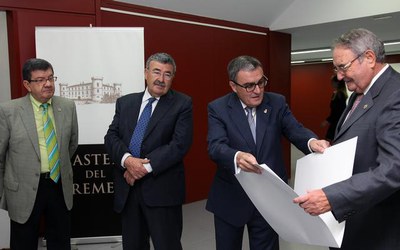 Foto 2. Ros lliurant una litografia amb la imatge del cartell il·lustrador de la Fira al president del Col·legi Oficial d'Agents Comercials de Lleida.