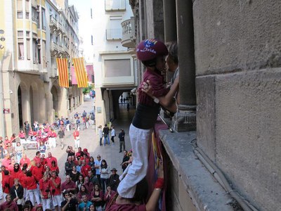 Foto 3. Montse Parra, agafant l'enxaneta del pilar que ha tancat la diada.