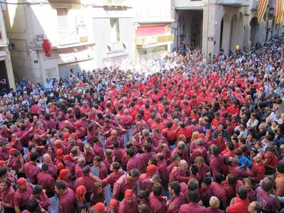 Foto 2. La plaça de la Paeria, plena a vessar, en l'excel·lent diada castellera.