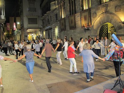 Foto 2. La tradicional ballada s'ha fet a la plaça de la Paeria.
