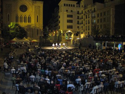 Foto 3. La cantada d'havaneres, a la plaça de Sant Joan.