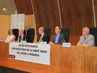 Foto 2. El tinent d'alcalde a la taula presidencial, amb J.Biscarri, F.J. Aquilué, M. Lamúa i Ll. Rodríguez.