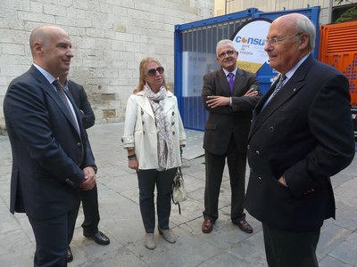 Fotografia de la visita a la mostra, organitzada per l'Agència Catalana de Consum.