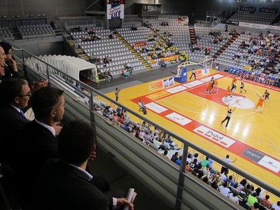 Foto 2. Ros, a la llotja, animant l'equip.