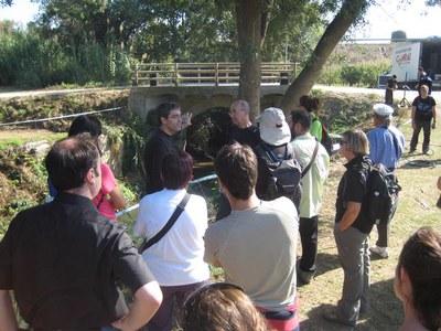 Foto 2. Visitant el pont del Boc de Biterna, per on l'antic camí d'Albatàrrec travessa el torrent de la Femosa.