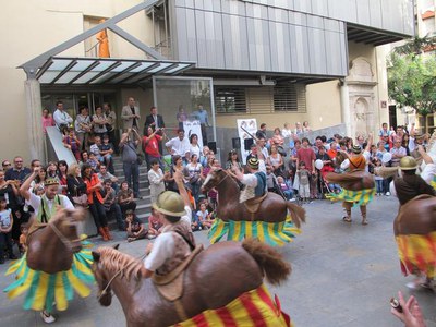 Foto 2. Les 2 colles amfitriones han estat acompanyades per 5 colles més en la cercavila per l'Eix Comercial.