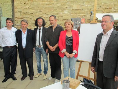 Foto 2. Els regidors de la Paeria amb els organitzadors de la iniciativa.