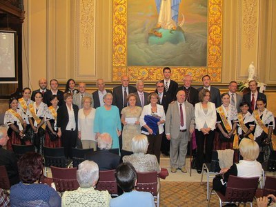 Foto 2. Les autoritats, amb els premiats.