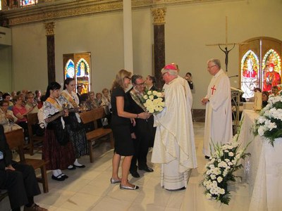 Foto 6. L'alcalde ha participat en les ofrenes de la cerimònia.