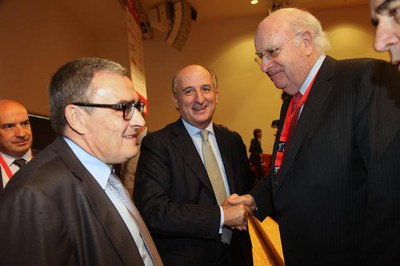 L'alcalde, amb el president de Repsol, Antoni Brufau, que ha ofert la conferència "Les perspectives de creixement del mercat iberoamericà"..