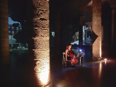 La violoncelista Ingrid Kuntzmann ha interpretat una composicó contemporània, en acabar la presentació..