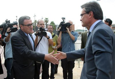 Foto 2. L'alcalde, rebent el president en la seva arribada a Lleida.