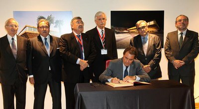 Foto 4. El president Mas, signant en el Llibre d'Honor de la Cambra de Comerç de Lleida.