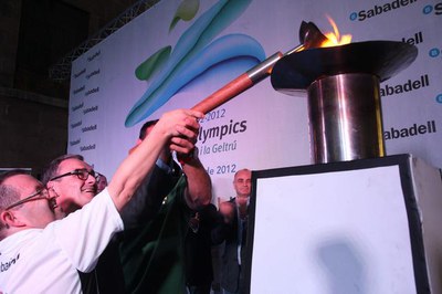 Foto 2. Moment en què s'ha encès el peveter amb la flama dels jocs.