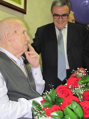 Foto 2. L'alcalde ha felicitat Germán González pels seus 100 anys.