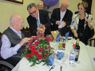 Foto 3. Ros li ha lliurat un obsequi per celebrar l'aniversari i Saura, la medalla centenària del departament.