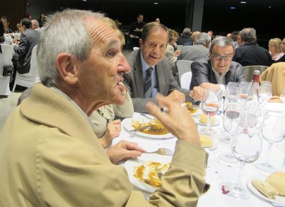 Foto 1. L'alcalde, al sopar tertúlia benèfic amb el missionar Ángel Olaran a la Llotja.