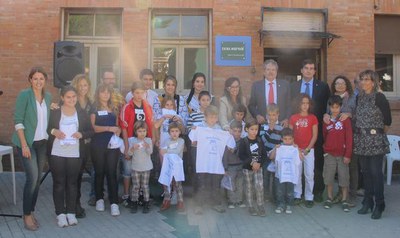 Foto 4. La jornada ha inclòs el lliurament d'obsequis als alumnes que han participat en les activitats de l'escola.