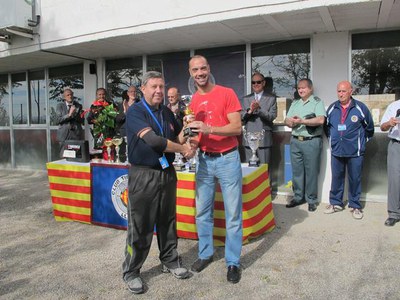 Foto 2. Txema Alonso ha lliurat el guardó de l'Ajuntament a F.Vicente.