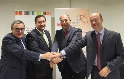 Fotografia de la signatura del conveni.