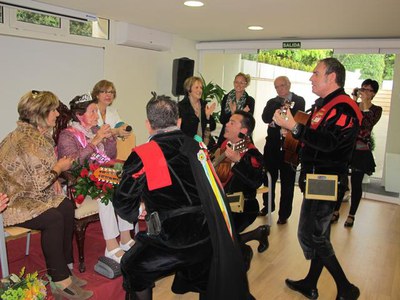 Foto 2. L'àvia homenatjada ha estat acompanyada pels seus familiars, amics i companys de la residència.