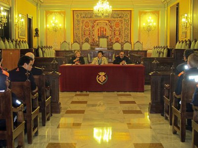 Foto 3. Marta Camps ha presidit l'acte, acompanyada de la tinenta d'alcalde Sara Mestres i el vicepresident de l'AVPC, Miquel Llompart.