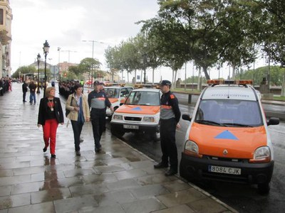 Foto 5. Camps i Mestres, passant revista als voluntaris.