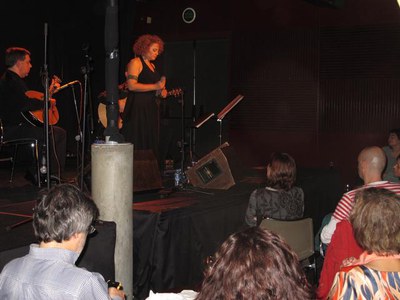 Foto 2. La tinenta d’alcalde Montse Parra ha assistit al doble concert de fado.