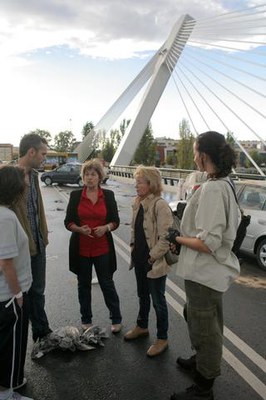 Foto 3. La tinenta d'alcalde s'ha interessat pel rodatge de la sèrie.