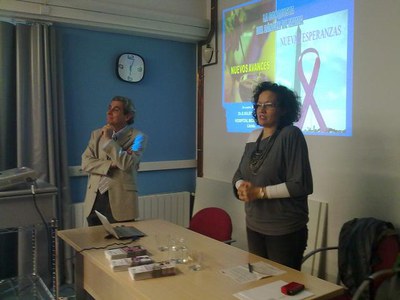 Foto 2. El doctor Edelmiro Iglesias, director de la Unitat de Mama de l’Hospital Montserrat de Lleida, ha impartit la conferència amb motiu del Dia M….