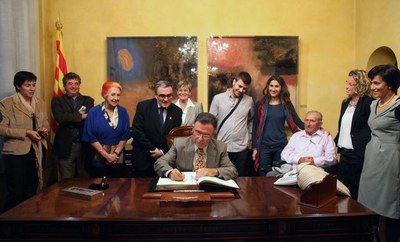 Moment de la signatura al llibre d'honor.