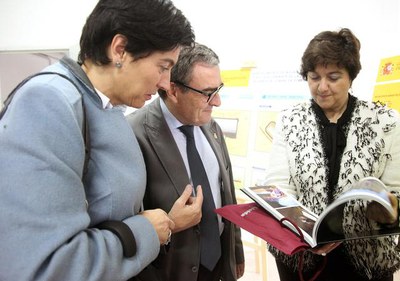 L'alcalde de Lleida, Àngel Ros, i la 1a tinent d'alcalde, Marta Camps, amb la directora general d'Acuaebro, Aránzazu Vallejo.