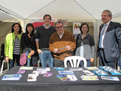 Foto 2. A l'estand de la Regidoria de Joventut.