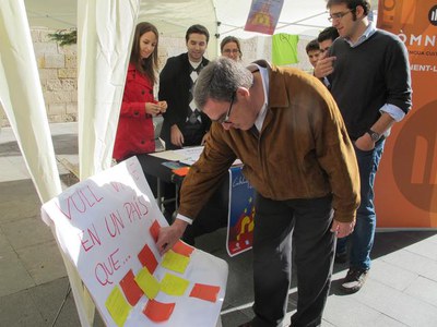 Foto 3. L'alcalde ha participat en les propostes de la fira.