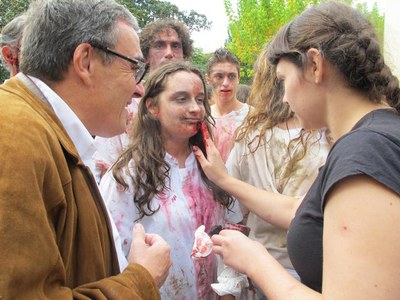 Foto 5. Seguint el treball de les maquilladores.