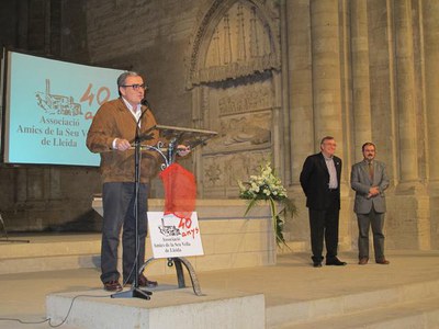 Foto 2. L'alcalde ha felicitat l'Associació Amics de la Seu Vella de Lleida pels seus 40 anys.