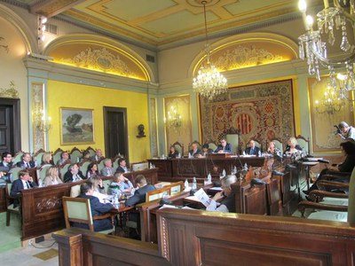 Montse Mínguez (a l'extrem dret de la presidència) ha exposat el projecte d'ordenances per al 2013..