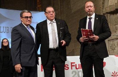 Foto 2. Ros ha lliurat el guardó al Club Lions Lleida.