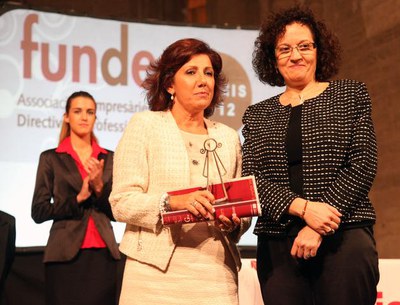 Foto 4. La regidora Ball ha lliurat el premi a la Residència Geriàtrica Parc del Segre.